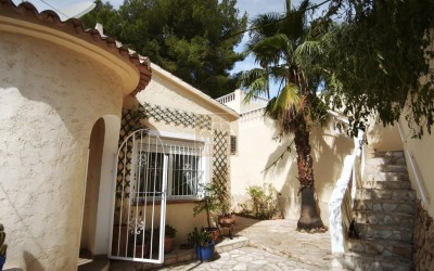 Villa with a guest apartment, swimming pool and spacious outdoor areas in Santa Clara, Altea